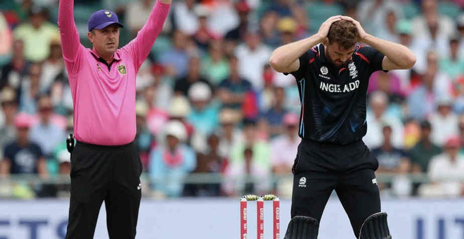 খালি ফাইলের পাঠ: ক্রিকেট-বিশ্লেষণে নীরবতা যেদিন ‘ঝুঁকি নেই’ বলে পড়া হয়
